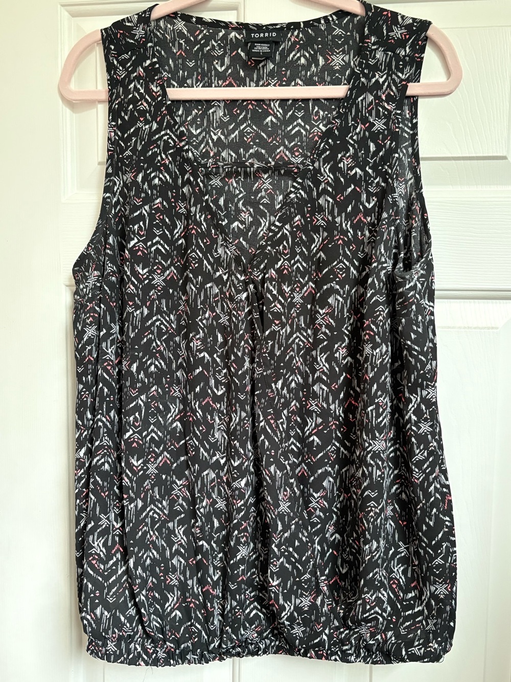 🖤Torrid Black Sleeveless Tank with Pink & Light Grey Geometric Print